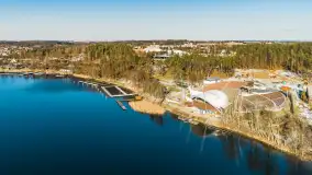 Zimowe Mrągowo, nad jeziorem Czos, okolice amfiteatru z drona - zdjęcie 38