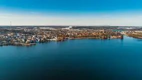 Zimowe Mrągowo, nad jeziorem Czos, okolice amfiteatru z drona - zdjęcie 9