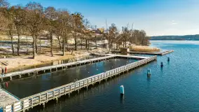 Zimowe Mrągowo, nad jeziorem Czos, okolice amfiteatru z drona - zdjęcie 17