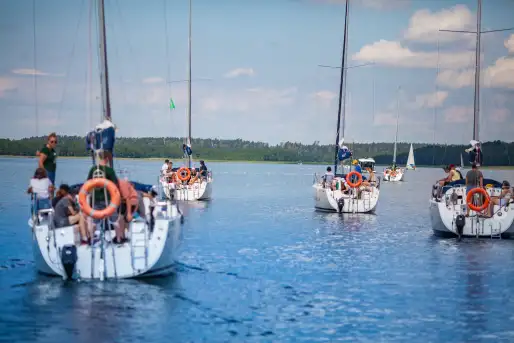 Rejs po mazurskich jeziorach, który pomaga dzieciom z domów dziecka - zdjęcie 3