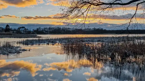 Zachód słońca nad jeziorem Duże Wilkasy, luty 2023