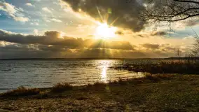 Zachód słońca nad Niegocinem widoczny z dzikiej plaży - zdjęcie 6