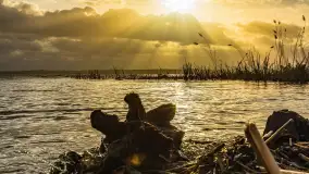 Zachód słońca nad Niegocinem widoczny z dzikiej plaży - zdjęcie 9