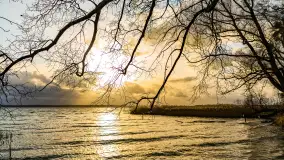 Zachód słońca nad Niegocinem widoczny z dzikiej plaży - zdjęcie 2