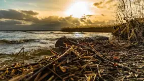 Zachód słońca nad Niegocinem widoczny z dzikiej plaży - zdjęcie 16