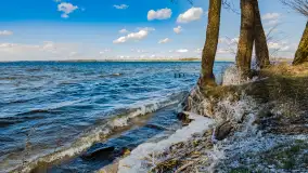 Południowy brzeg jeziora Negocin, lodowe formy, marzec 2023 - zdjęcie 18