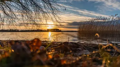 Wiosenny zachód słońca nad jeziorem Dejguny