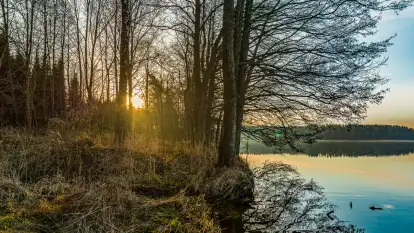 Wschód słońca nad jeziorem Dejguny, kwiecień 2023 r.