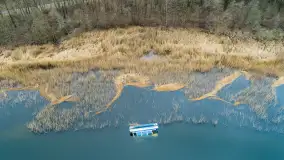 Houseboat przewrócił się i osiadł na dnie, Niegocin, kwiecień 2023 - zdjęcie 15