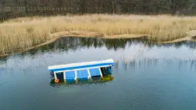 Houseboat przewrócił się i osiadł na dnie, Niegocin, kwiecień 2023 - zdjęcie 19