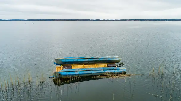 Houseboat przewrócił się i osiadł na dnie, Niegocin, kwiecień 2023 - zdjęcie 4
