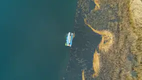 Houseboat przewrócił się i osiadł na dnie, Niegocin, kwiecień 2023 - zdjęcie 13