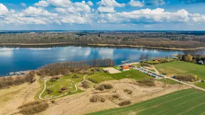 Plaża i ścieżka edukacyjna w Czernikach, jezioro Mój