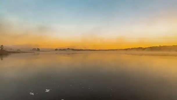 Wrześniowy i mglisty wschód słońca nad jeziorem Mój - zdjęcie 7
