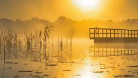 Wrześniowy i mglisty wschód słońca nad jeziorem Mój - zdjęcie 32