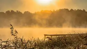 Wrześniowy i mglisty wschód słońca nad jeziorem Mój - zdjęcie 59