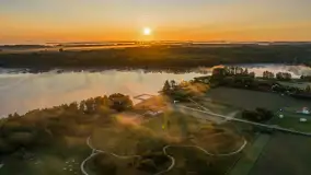 Wrześniowy i mglisty wschód słońca nad jeziorem Mój - zdjęcie 28