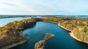 Kisajno, Piękna Góra i Łabędzi Ostrów w jesiennych kolorach z lotu ptaka - zdjęcie 1