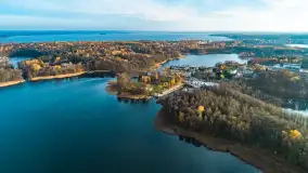 Kisajno, Piękna Góra i Łabędzi Ostrów w jesiennych kolorach z lotu ptaka - zdjęcie 18