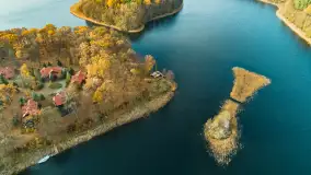 Kisajno, Piękna Góra i Łabędzi Ostrów w jesiennych kolorach z lotu ptaka - zdjęcie 25
