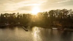 Kisajno, Piękna Góra i Łabędzi Ostrów w jesiennych kolorach z lotu ptaka - zdjęcie 7