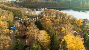 Kisajno, Piękna Góra i Łabędzi Ostrów w jesiennych kolorach z lotu ptaka - zdjęcie 26