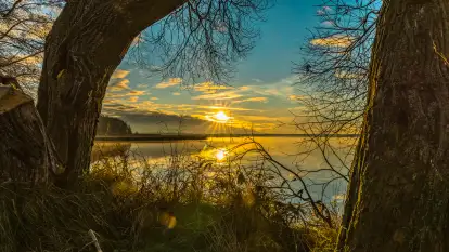 Wschód słońca nad jeziorem Dobskim, listopad 2023 r.