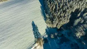 Zimowe Mazury z drona na różnych ujęciach - zdjęcie 25