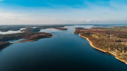 Mazury z drona przy jeziorze Kisajno, luty 2024 r.