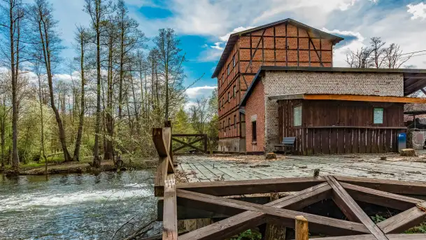 Zabytkowy młyn wodny przy Krutyni, kwiecień 2024 r. - zdjęcie 10