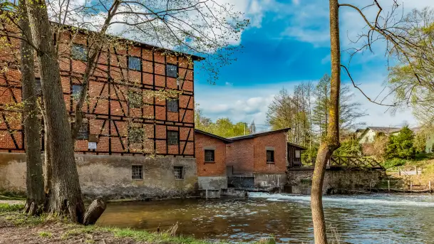 Zabytkowy młyn wodny przy Krutyni, kwiecień 2024 r. - zdjęcie 1