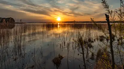 Zachód słońca nad jeziorem Święcajty, kwiecień 2024 r.