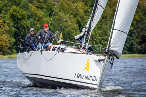 Polska Liga Sterników w Jeziorak Yacht Club: Innowacyjny Inkubator Żeglarstwa Regatowego - zdjęcie 11