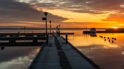 Wschód słońca nad jeziorem Niegocin w Wilkasach, grudzień 2024 r.