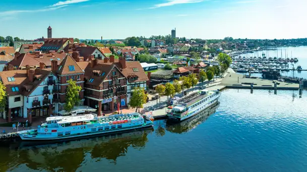 Mikołajki i okoliczne jeziora z drona, wrzesień 2024 r.