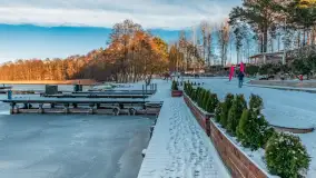 Hotel i port Tajty lekkie oprószone śniegiem, styczeń 2025 - zdjęcie 4
