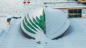 Hotel i port Tajty lekkie oprószone śniegiem, styczeń 2025 - zdjęcie 16