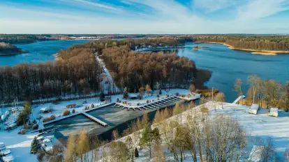 Jezioro Kisajno, Tajty, Piękna Góra w zimowej scenerii z drona