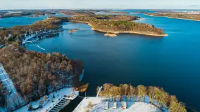 Jezioro Kisajno, Tajty, Piękna Góra w zimowej scenerii z drona - zdjęcie 2