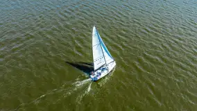 Lipcowe żeglowanie podczas szkoleń żeglarskich na Jezioraku - zdjęcie 20