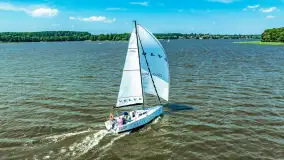 Lipcowe żeglowanie podczas szkoleń żeglarskich na Jezioraku - zdjęcie 17