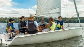 Młodzi adepci żeglarstwa nad jeziorem Dadaj - Rumszewicz Sailing - zdjęcie 6