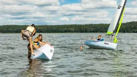 Młodzi adepci żeglarstwa nad jeziorem Dadaj - Rumszewicz Sailing - zdjęcie 5