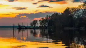 Zachód słońca nad jeziorem Niegocin, Bystry, dzika plaża, kwiecień 2025 - zdjęcie 3