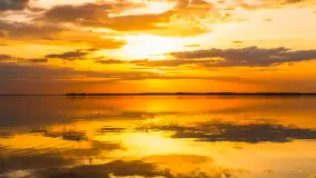 Relaksujący, kwietniowy zachód słońca nad jeziorem Dargin - zdjęcie 2