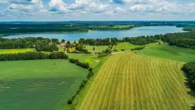 Jezioro Harsz położone blisko północnych szlaków WJM z drona - zdjęcie 5