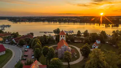 Zachód słońca nad jeziorem Bocznym, Rydzewo z lotu ptaka, lipiec 2025 r.