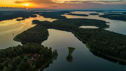 Zachód słońca nad jeziorem Kisajno, Łabędzi Ostrów, lipiec 2025 r.