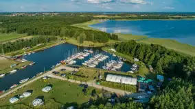 Port Mix Mamry nad jeziorem Mamry z lotu ptaka, lipiec 2025 r. - zdjęcie 6