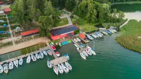 Jezioro Nidzkie i przystań OW Wodnik na fotkach  z drona, sierpień 2025 r. - zdjęcie 17